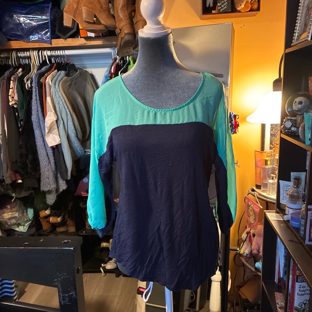 Colorblock Scoop Neck Women's Top in Teal and Navy